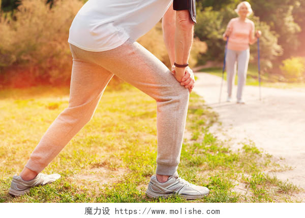 男子在户外准备热身老人跑步运动健身跑步公园健身